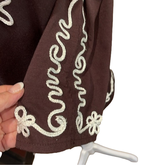 Lauren Michelle M stretch brown 3/4 sleeve appliqué top with shimmery thread - Picture 5 of 12